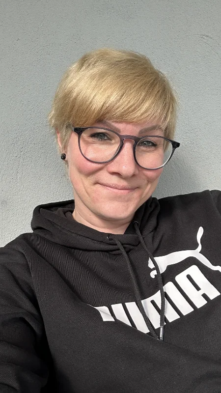 jessica-hein Das Bild zeigt mich in die Kamera lächelnd