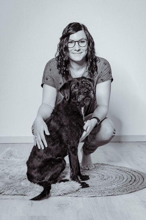 Hier siehst Du Timmy und mich in schwarz-weiß im Fotostudio. Für meine Über mich-Seite.